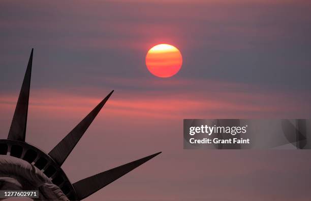 composite image:partial view statue of liberty at sunset - comps stock pictures, royalty-free photos & images