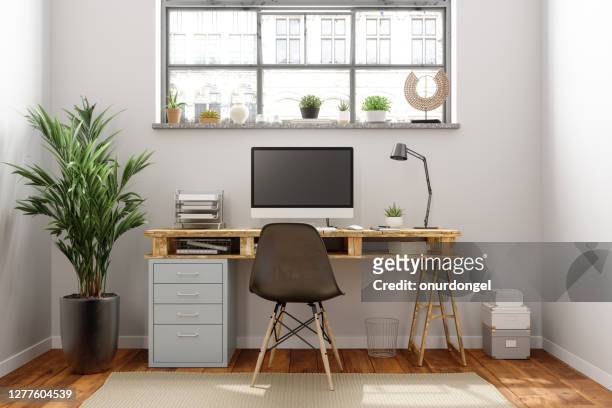 home office interior mit holztisch und leerem bildschirmmonitor - schreibtisch stock-fotos und bilder