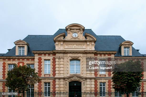 institut pasteur in paris : entrance of old building facade - institut pasteur imagens e fotografias de stock