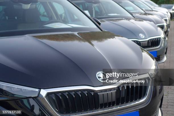 een rij gebruikte auto's van skoda die bij een openbare autohandel in hamburg, duitsland worden geparkeerd - škoda stockfoto's en -beelden