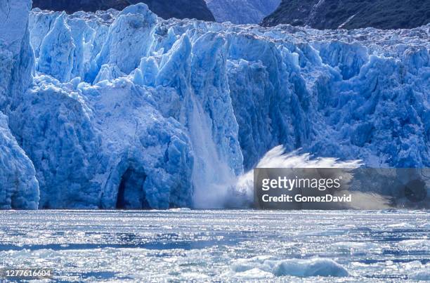 glacier calving in alaskan bay - collapsing stock-fotos und bilder