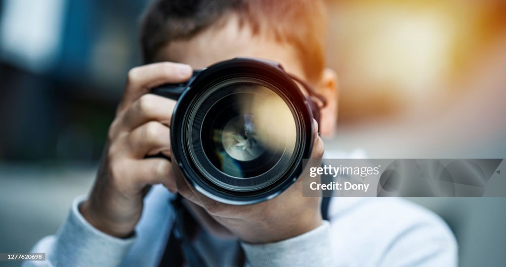 Junger Mann mit DSLR-Kamera