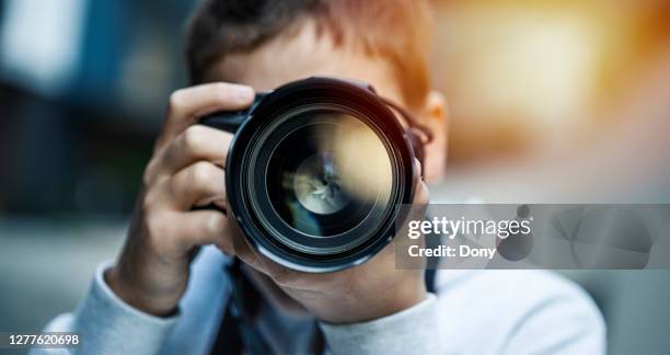 joven usando cámara dslr - photographer fotografías e imágenes de stock