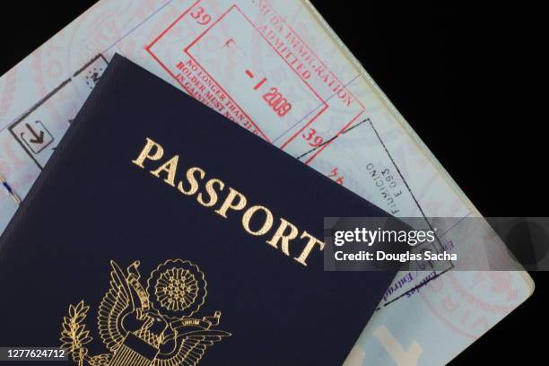 passport travel document - american visas in the passports of russian citizens stockfoto's en -beelden