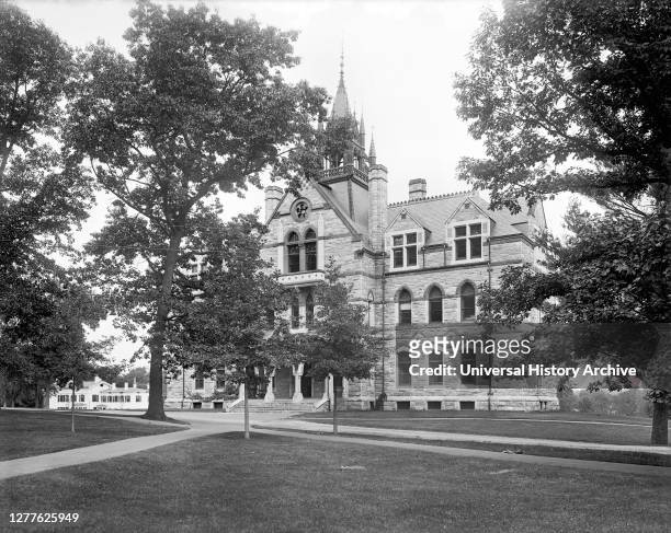 Walker Building, Amherst College, Amherst, Massachusetts, USA, Detroit Publishing Company, 1900.
