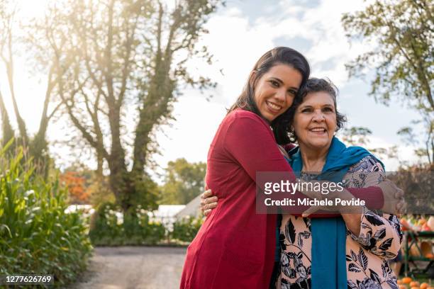 moeder en dochter samen het glimlachen - nosotroscollection stockfoto's en -beelden