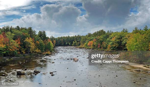 saco river in north conway, new hampshire usa during autumn - white mountain national forest stockfoto's en -beelden