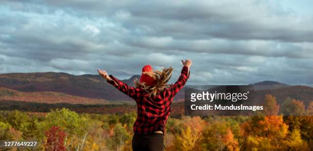 senderista femenina rodeada de hermosos colores de otoño - parque estatal de adirondack fotografías e imágenes de stock