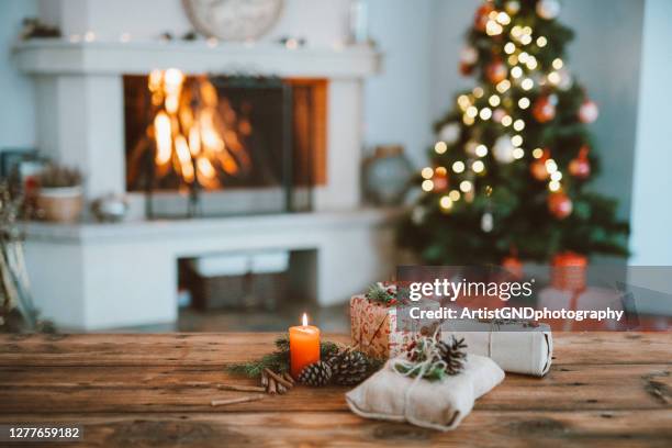 hermosa navidad decorada home interior con un árbol de navidad y regalos de navidad - decoracion fotografías e imágenes de stock