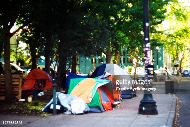 tents in public — portland, oregon - social inequality photos et images de collection