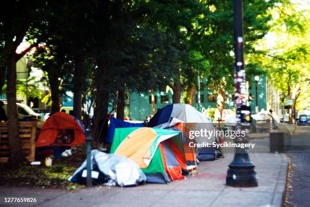 tents in public — portland, oregon - social inequality ストックフォトと画像