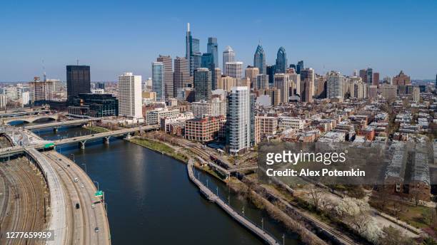 在陽光明媚的日子里,費城市中心在舒爾基爾河上的全景鳥瞰。 - philadelphia skyline 個照片及圖片檔