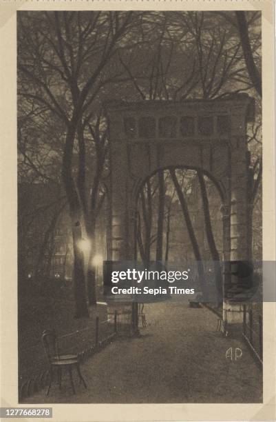 Gate in Parc Monceau in Paris by night Paris La Nuit Parc Monceau , public gardens, park , Parc Monceau, anonymous, Paris, c. 1900 - c. 1925,...