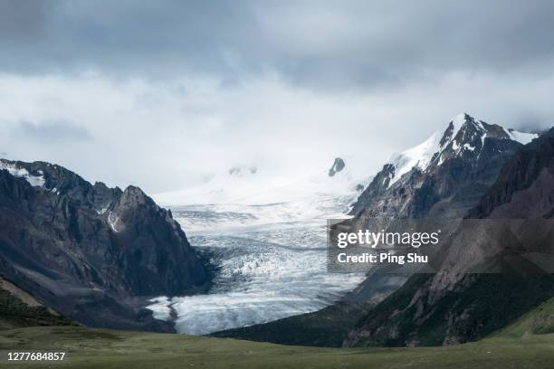 glaciers in canyons - empty snow globe stockfoto's en -beelden