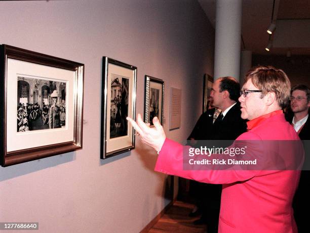 Sir Elton John shares his photo collection VISIONS at The High Museum of Art in Atlanta Georgia, November 03, 2000 (Photo by Rick Diamond/Getty Images