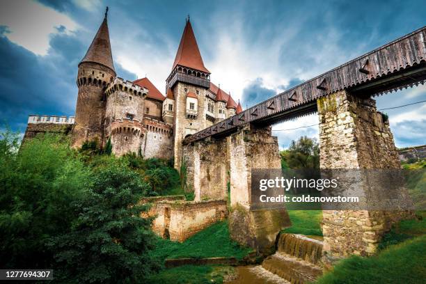 antike architektur des schlosses corvin in siebenbürgen, rumänien - burg vajdahunyad stock-fotos und bilder