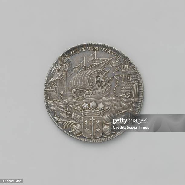 Tool token from the city of Haarlem, Silver Medal. Front: shot by arrows, the ship chain runs through the middle, strung between two towers of the...