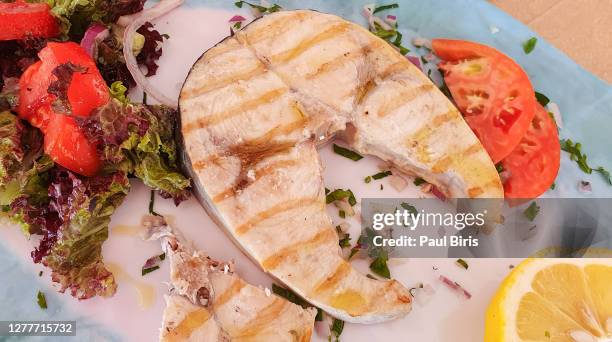 prepared, grilled fresh swordfish steaks with lime - pez espada fotografías e imágenes de stock