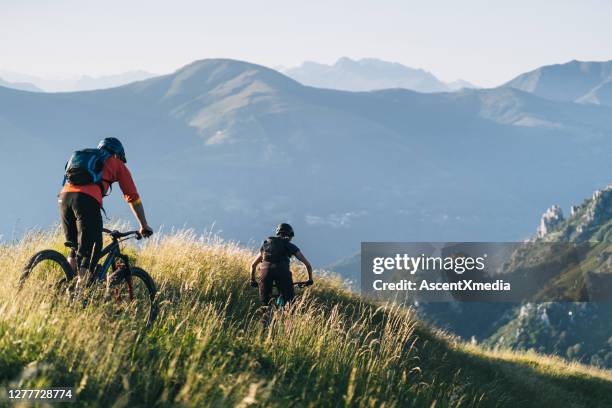 山地自行車手騎下草山嶺。 - 踩登山車 個照片及圖片檔