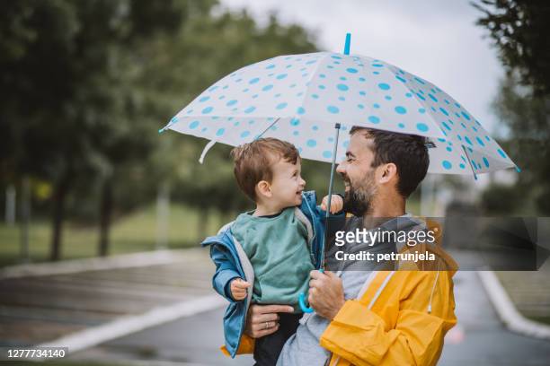 giorno del padre e del figlio - rain foto e immagini stock