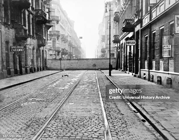 Section of eight-foot high Concrete Wall encircling Jewish Ghetto, By German decree, all Warsaw Jews are required to reside in the district, Warsaw,...