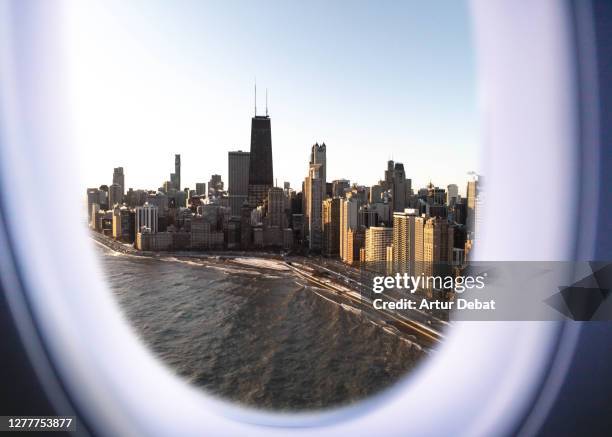 airplane window view from passenger point of view of the chicago skyline. - angle inhabituel photos et images de collection