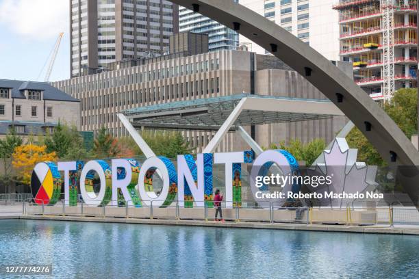 the new toronto sign in nathan phillips square, canada - toronto sign stock pictures, royalty-free photos & images