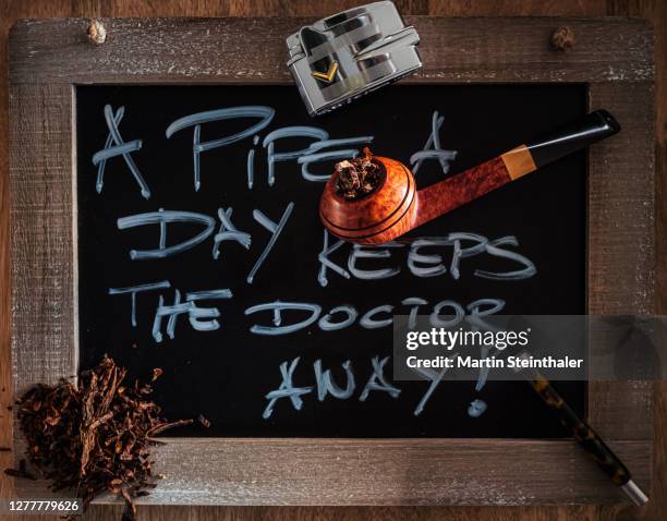 tabak pfeife mit utensilien - bryere pipe im dänischen design - whistle blackboard stock pictures, royalty-free photos & images