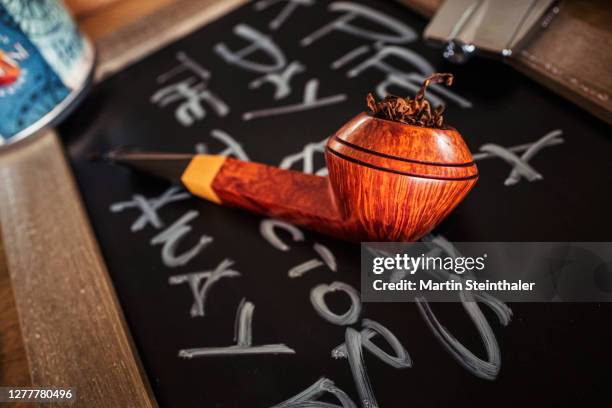 tabak pfeife mit utensilien - bryere pipe im dänischen design - whistle blackboard stock pictures, royalty-free photos & images