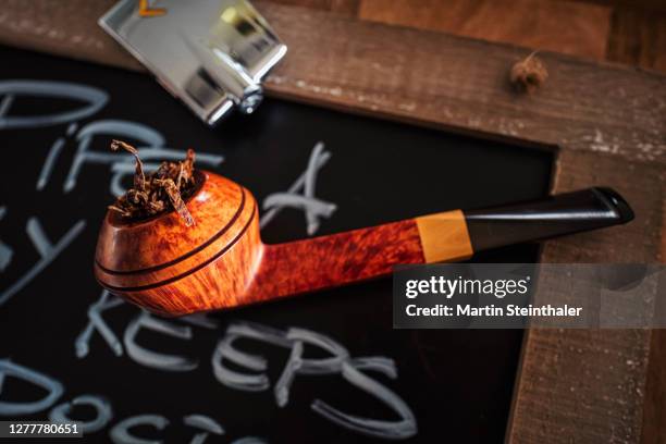 tabak pfeife mit utensilien - bryere pipe im dänischen design - tobacco product stock photos et images de collection