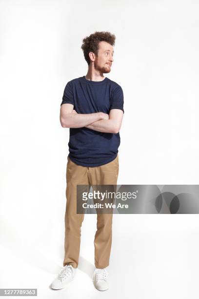 man standing with arms crossed - punto di vista frontale foto e immagini stock