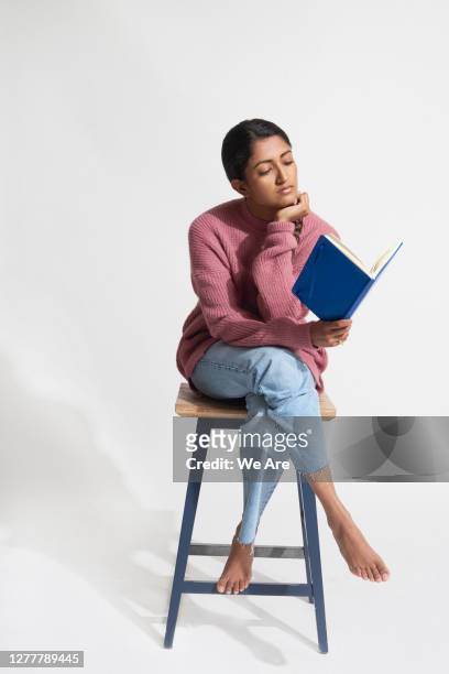 woman reading - reading fotografías e imágenes de stock