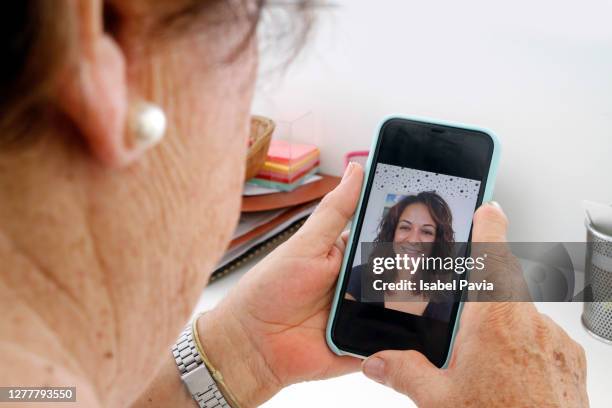 close-up of senior woman video chatting with family - mother daughter webcam - fotografias e filmes do acervo