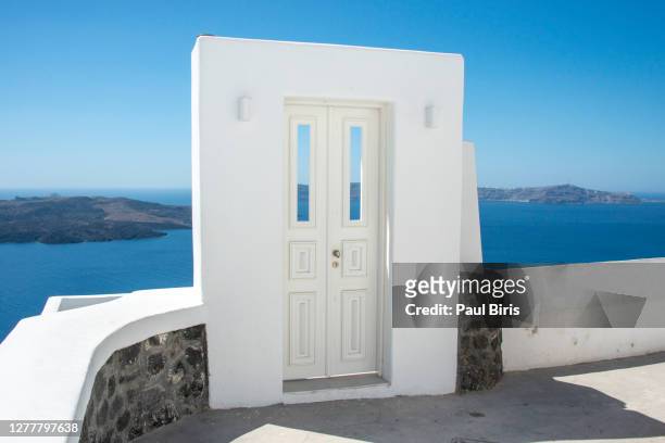 the rustic and traditional doorway  on the greek island of santorini - paul of greece - fotografias e filmes do acervo