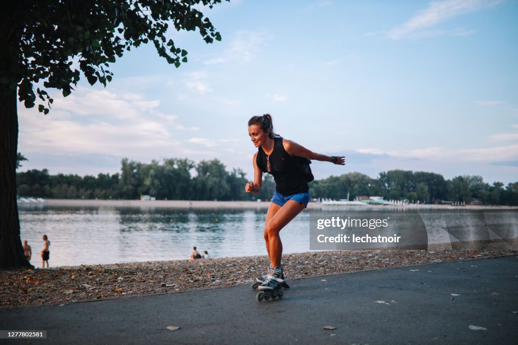 Mujeres patinando después del trabajo