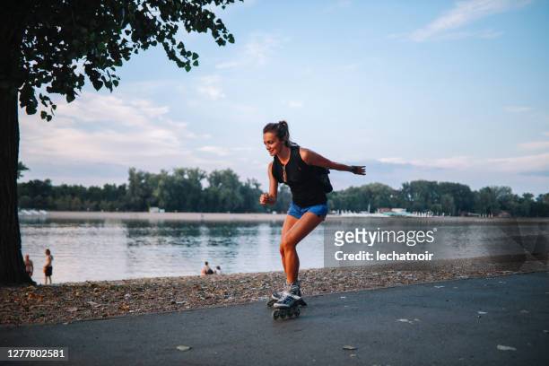 mujeres patinando después del trabajo - patín en línea fotografías e imágenes de stock