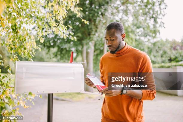 afroamerikanischer mann erhält stimmzettel - post stock-fotos und bilder