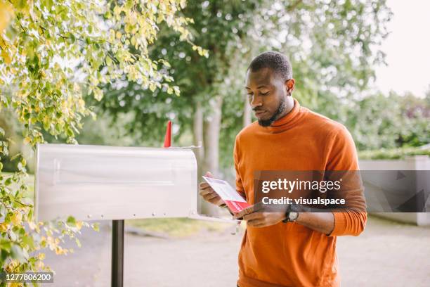 african-american man receiving voting ballot - enviar por correio imagens e fotografias de stock