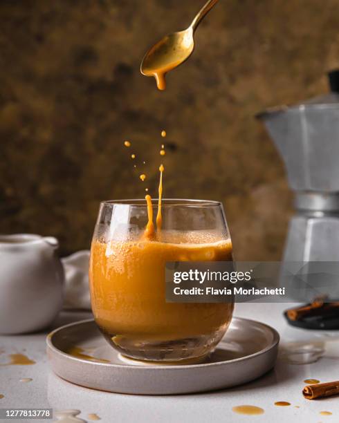 iced coffee with milk - goutte lait photos et images de collection