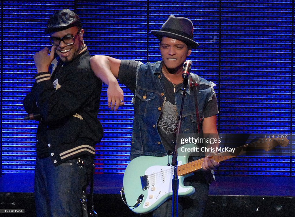 Hooligans In Wondaland Tour With Bruno Mars & Janelle Monae - May 10, 2011