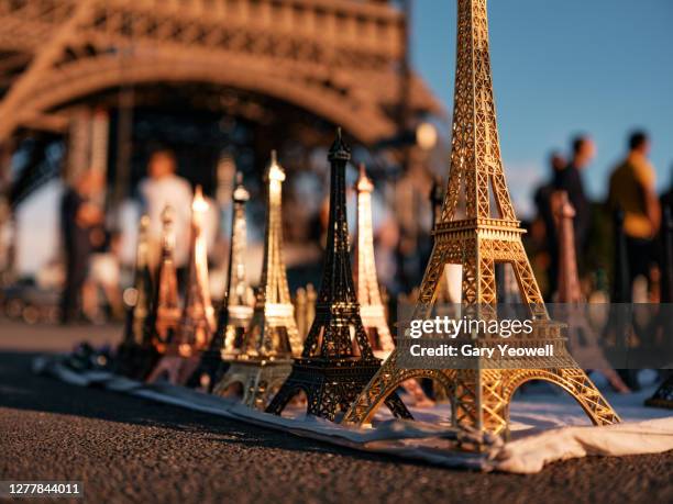 close up of mini eiffel tower replicas, paris - eiffel tower stock-fotos und bilder