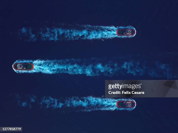 aerial top view of three tugboat cruising opposite direction. - opposite direction stockfoto's en -beelden