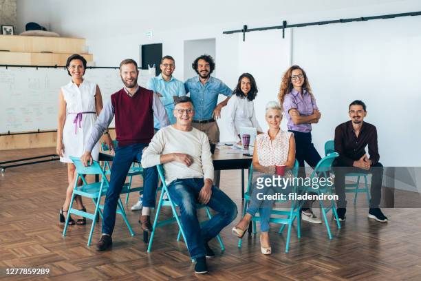 business-team-porträt - gruppenfoto arbeit stock-fotos und bilder