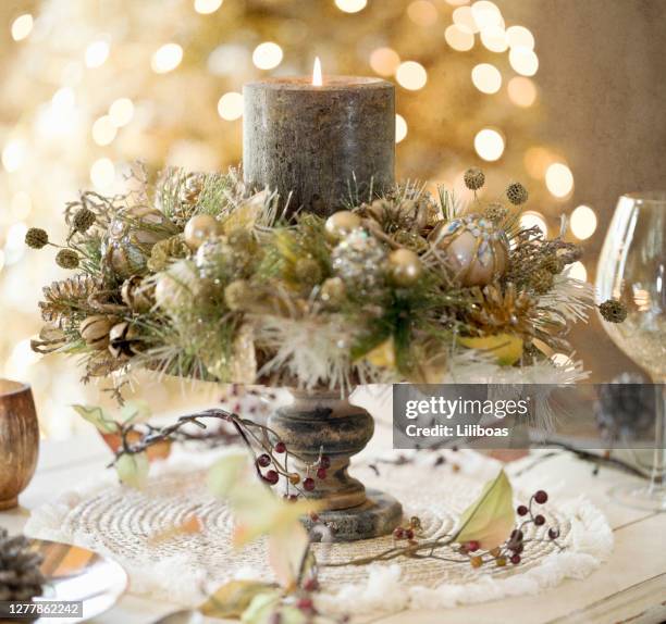 holiday dining table in gold - centerpiece stock pictures, royalty-free photos & images