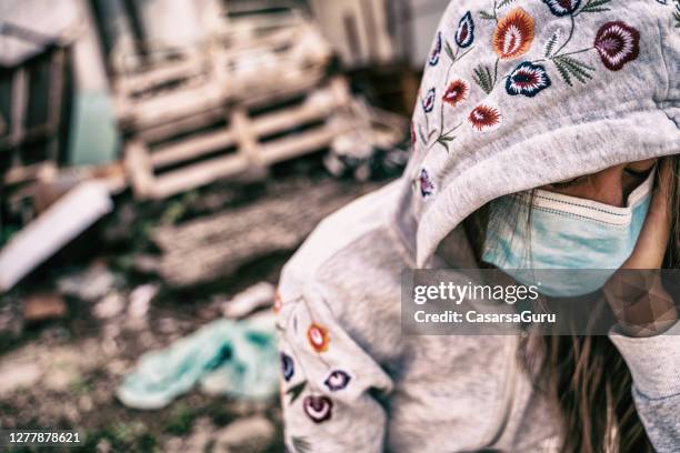 joven deprimida retrato de mujer al aire libre durante covid 19 pandemia - pandemia fotografías e imágenes de stock