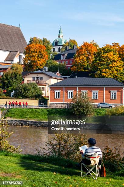 kleurrijke noordse stad - porvoo, finland - porvoo stockfoto's en -beelden