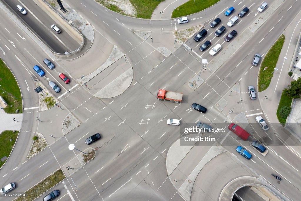 Straßenkreuzung mit Autoverkehr, Luftbild.