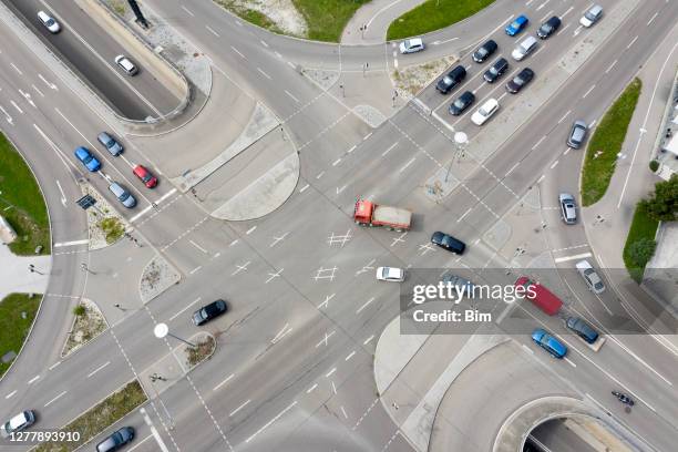 incrocio stradale con traffico automobilistico, vista aerea. - patente di guida foto e immagini stock