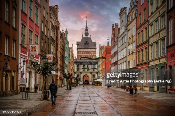 sunrise view ofthe golden gate and long lane (ulica dluga), gdansk, pomeranian, poland - gdansk stock pictures, royalty-free photos & images
