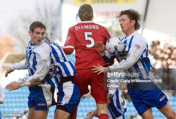 V ABERDEEN .RUGBY PARK - KILMARNOCK.Kilmarnock's David Lilley challenges for the ball with Zander Diamond as Craig Bryson looks on.